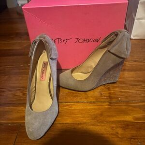 Betsey Johnson Chhance Taupe Suede Wedge Pumps 6.5